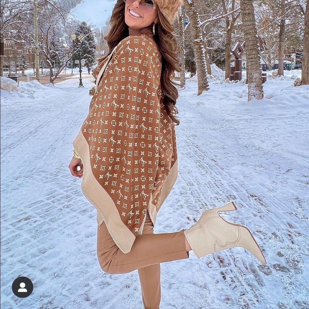 Brand new Louis Vuitton Poncho Shawl Wrap. Caramel Camel brown color - Picture 9 of 9